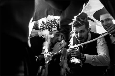 Homem bebendo cerveja pela mangueira'