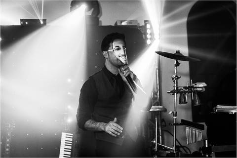 Cantor com a mascara do formando'