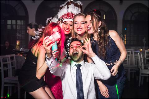 Amigo tirando selfie com amigas'