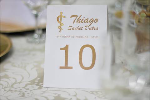 Cartão com nome do formando e o curso de medicina'