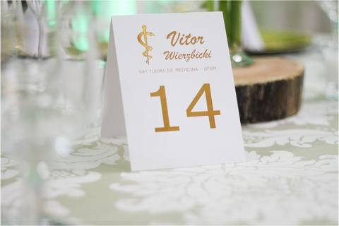 Cartão com nome do formando e o curso de medicina'