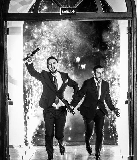 formandos entrando em sua festa super alegres e felizes pela conquista'