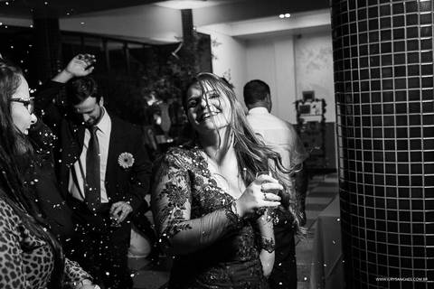 entrada de formanda comemorando em festa com seus amigos'