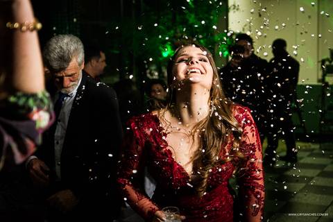 entrada de formanda comemorando em festa com seus amigos'