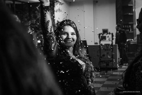 entrada de formanda comemorando em festa com seus amigos'