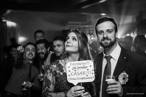 Casal tirando foto com plaquinha de 