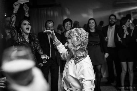 Idosa dançando em festa da neta'