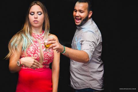 Menina recusando cerveja do amigo'