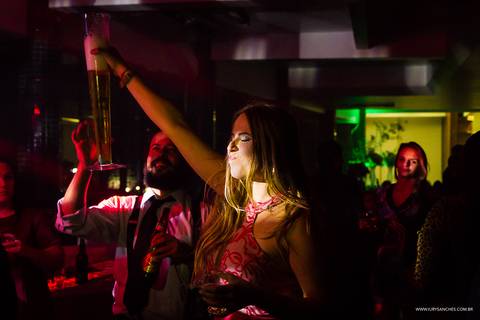 Formanda levantando um copo enorme de cerveja'