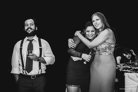 Amigos se emocionando ao ver o vídeo que os amigos fizeram em homenagem a formanda'