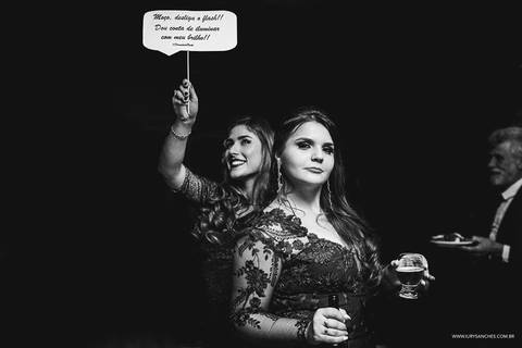 Duas lindas meninas em uma festa'