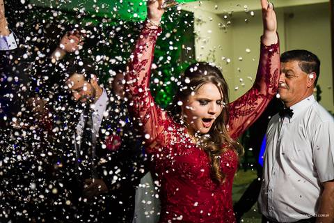 entrada de formanda comemorando em festa com seus amigos'