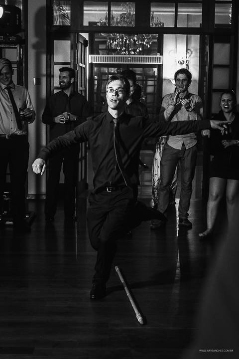 namorado de formanda dançando chula na festa em salao ouro preto'