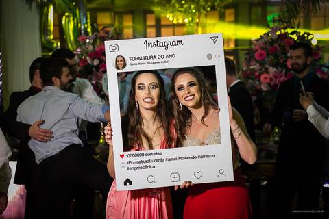 irmas fazendo careta pra foto em formatura de engenharia mecania ufsm em salao ouro preto'