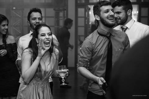 formanda brincando com convidados em salao ouro preto'