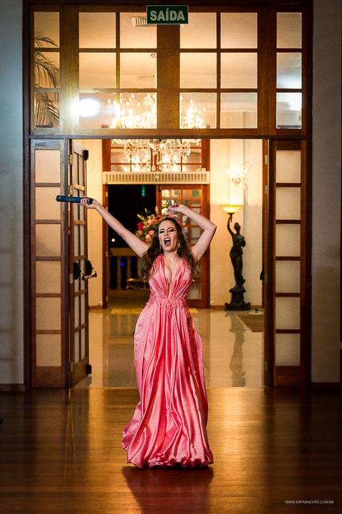 entrada emocionante de formanda do curso de engenharia mecaninca da ufsm em salao ouro'