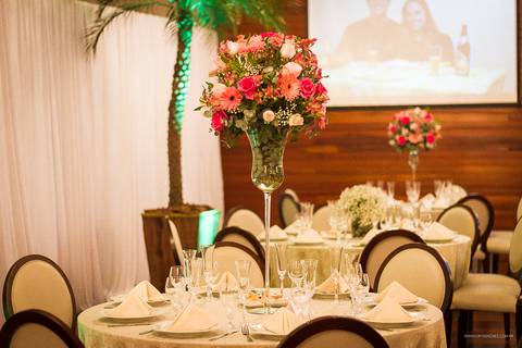 mesa decorada com vaso de fores pelo babette em salao ouro preto'