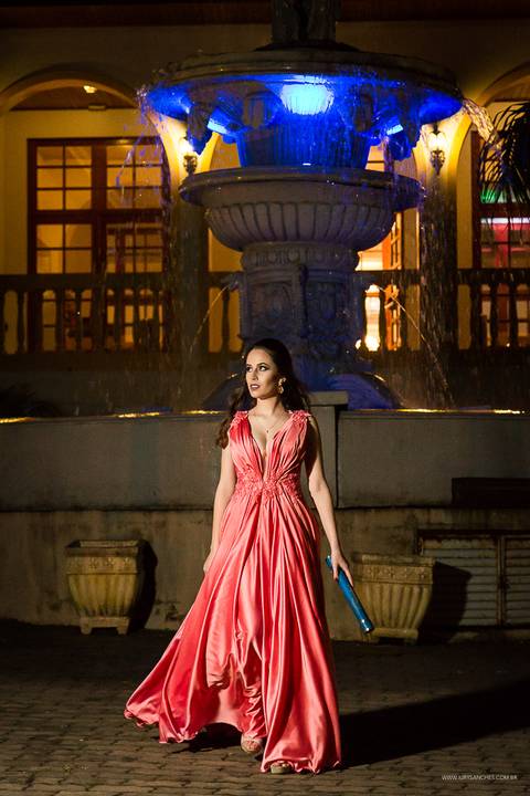 formanda desfilando em area externa do salao ouro preto'