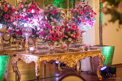 mesa de doces decorada pelo babette em salao ouro preto'