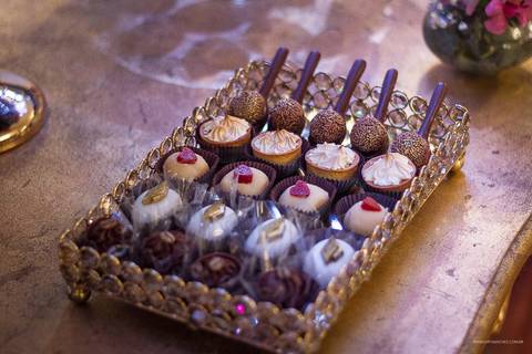 bandeja de doces babette em salao ouro preto'