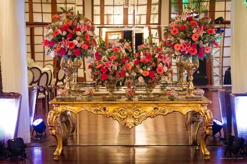 linda mesa de doces decorada pelo babette em salao ouro preto'
