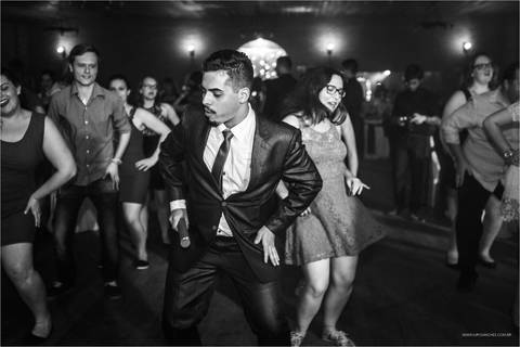 galera muito animada dançando em festa'