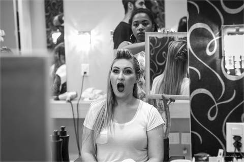 menina surpresa com o resultado do salao de beleza'