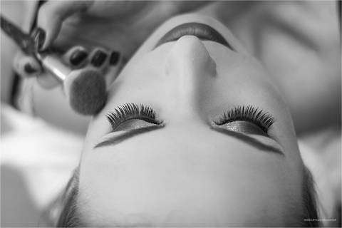 linda foto da moça se arrumando no salao de beleza'