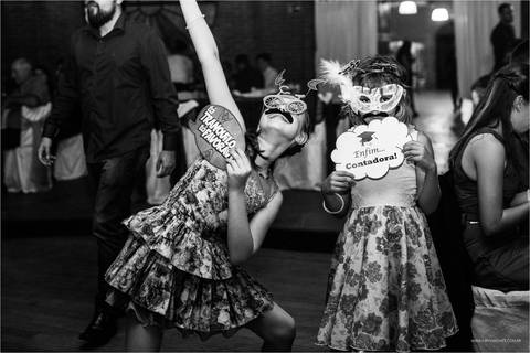 crianças segurando plaquinha na festa'