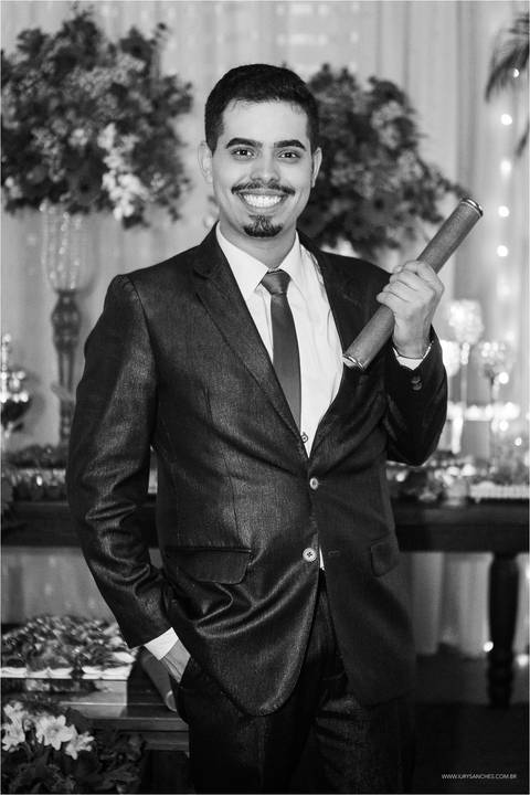 foto de formando segurando o canudo'