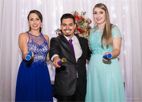 foto dos 3 formandos segurando seus canudos'