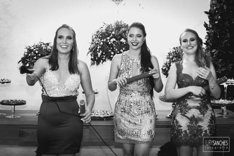 meninas falando no microfone'