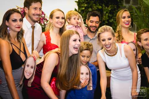 Família feliz sorrindo'