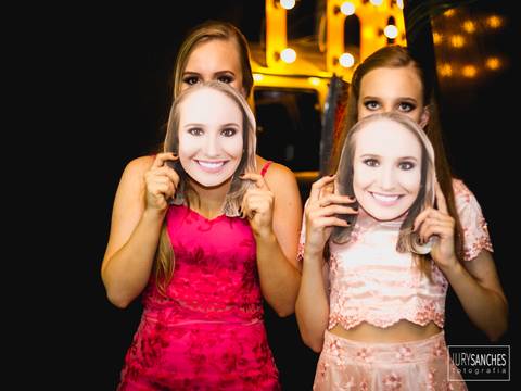 irmãs com a foto da outra irmã'