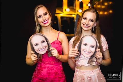 irmãs com a foto da outra irmã que está se formando'