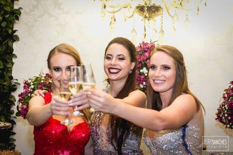 3 formandas comemorando'