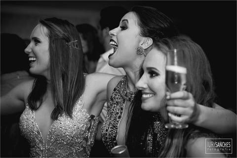 pessoas felizes comemorando'