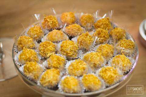 bandeja com doces de coco'