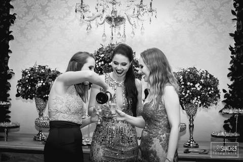 meninas servindo um drinque'