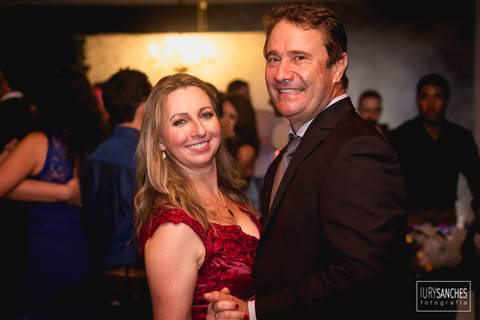 casal de pais felizes'