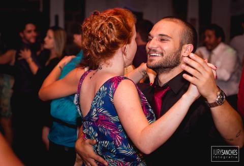 casal dançando e sorrindo'
