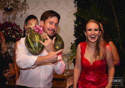 casal se divertindo com abóbora no pescoço'