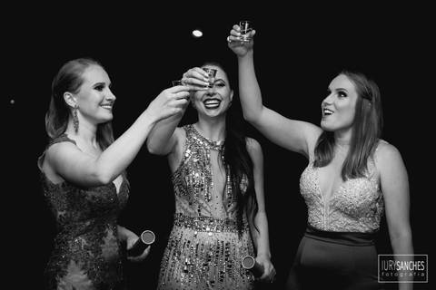 meninas comemorando a formatura'