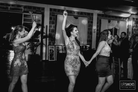 meninas comemorando'