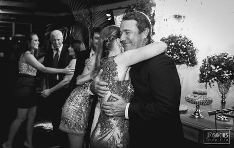 formandas abraçando seus familiares'