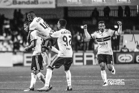 Fotojornalismo/Esporte - Coritiba x Vila Nova - Brasileiro ...