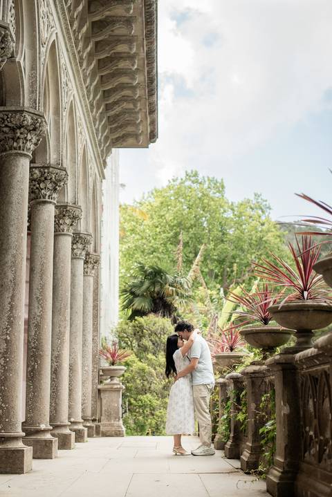 Cindy and Ryan kissing in the gardens of Palácio de Monserrate, Sintra, proposal photography by Mariana Castanheira'