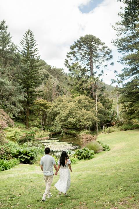 Couple in proposal session in a quiet lake and ferns in the gardens of Palácio de Monserrate, Sintra'