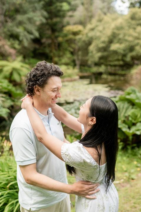 Cindy and Ryan, joyful portrait in the gardens of Palácio de Monserrate, Sintra'
