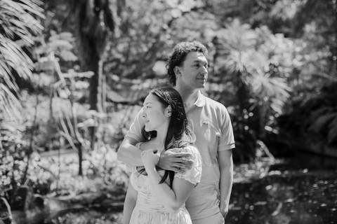 Cindy and Ryan, intimate portrait at Palácio de Monserrate, Sintra (black and white)'